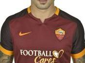 Maglia della Roma sponsor Football Cares rifugiati