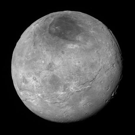 Caronte ripresa, sempre il 14 luglio 2015, da New Horizons a una distanza di 470.000 km. Crediti: NASA/Johns Hopkins Univ./SwRI