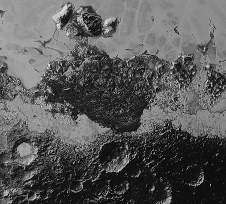 Questa vista che spazia su un’area di circa 350 km di lato illustra bene l’incredibile diversità di riflettività superficiale e di conformazione geologica presenti su Plutone. Un vero mistero sono quelli che sembrano dei crinali scuri allineati, simili a dune. Crediti: 