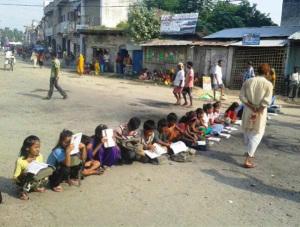 Terai, scuola per strada contro gli scioperi