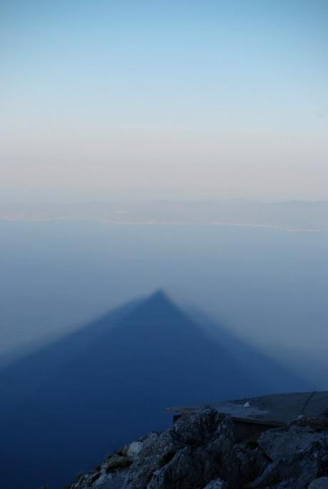 L'ombra del monte Athos si allunga sul mare al tramonto