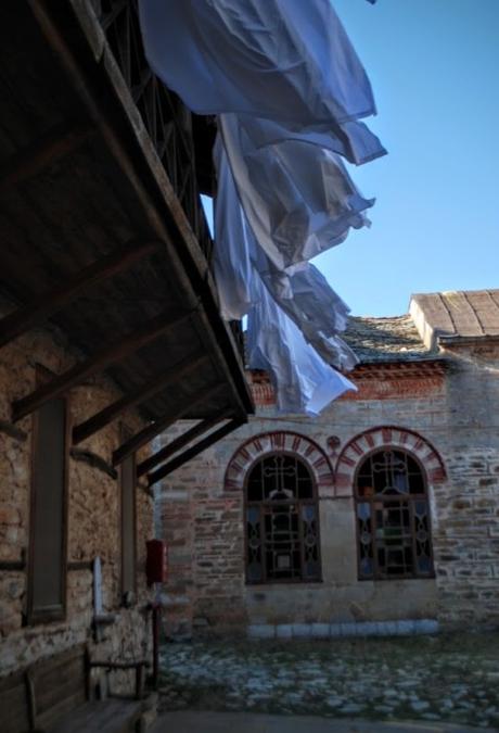 Lenzuola al vento al monastero di Meghisti Lavras