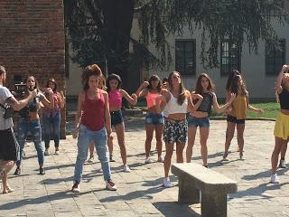 PAVIA. Primo giorno del set per il videoclip di Mario: il ciak in piazza Leonardo.