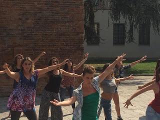 PAVIA. Primo giorno del set per il videoclip di Mario: il ciak in piazza Leonardo.