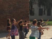 PAVIA. Primo giorno del set per il videoclip di Mario: il ciak in piazza Leonardo.