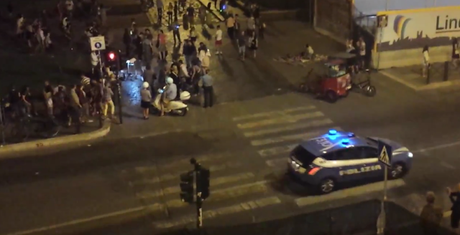 Video. Al Colosseo quasi ti viene la nostalgia di quando c'erano le macchine e la notte c'era il deserto. Ora solo schifo, violenza e anarchia