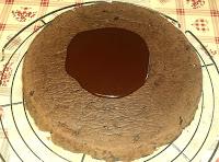 Torta al cioccolato e avocado senza uova glassata al cioccolato fondente