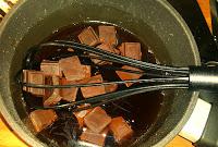 Torta al cioccolato e avocado senza uova glassata al cioccolato fondente