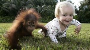 bambina-imita-mossa-scimmia