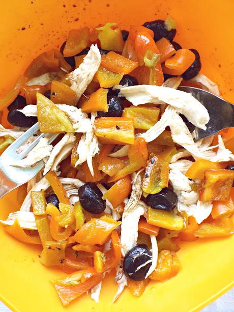 Insalata di peperoni con pollo e olive