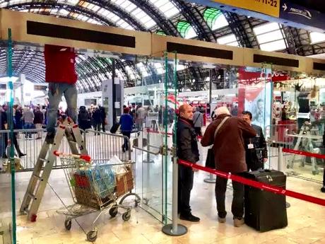 Stanno montando le barriere-varchi alla Stazione Termini. Bruttissime e poco utili. Il confronto con Milano