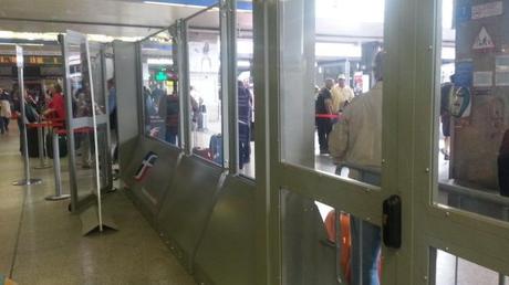 Stanno montando le barriere-varchi alla Stazione Termini. Bruttissime e poco utili. Il confronto con Milano