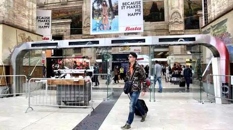 Stanno montando le barriere-varchi alla Stazione Termini. Bruttissime e poco utili. Il confronto con Milano