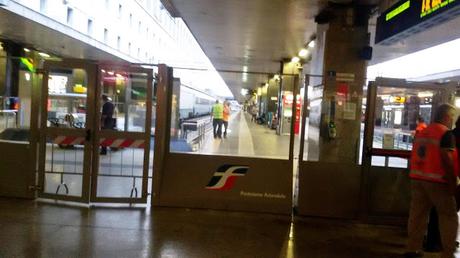 Stanno montando le barriere-varchi alla Stazione Termini. Bruttissime e poco utili. Il confronto con Milano