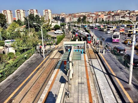 33 immagini per sottolineare l'abisso che separa ormai Istanbul da Roma. Trasporti, manutenzione, riqualificazioni e centri commerciali