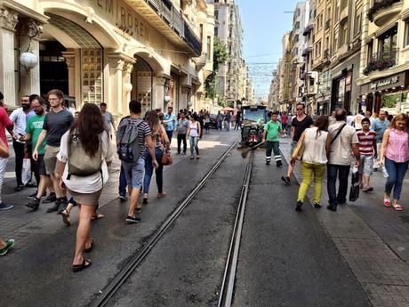 33 immagini per sottolineare l'abisso che separa ormai Istanbul da Roma. Trasporti, manutenzione, riqualificazioni e centri commerciali