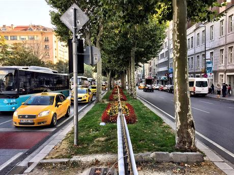 33 immagini per sottolineare l'abisso che separa ormai Istanbul da Roma. Trasporti, manutenzione, riqualificazioni e centri commerciali