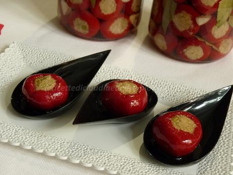 Peperoncini tondi piccanti, ripieni con tonno e olive verdi