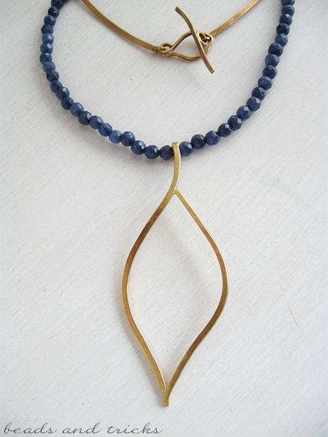 Collana in ottone similoro e agata blu