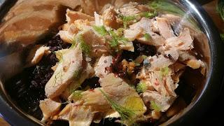 Riso venere con salmone al vapore e crema allo yogurt e aneto