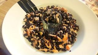 Riso venere con salmone al vapore e crema allo yogurt e aneto