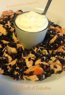 Riso venere con salmone al vapore e crema allo yogurt e aneto