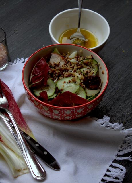 Insalata tiepida con quinoa bicolore e la pausa pranzo con avanzi e scarti