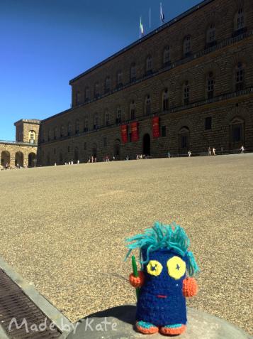 Tipo Strano in Piazza Pitti a Firenze