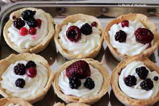 Crostatine ai frutti di bosco e philadelphia