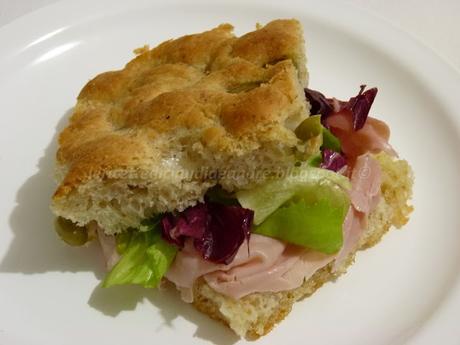 Focaccia integrale con farina di ceci....prosciutto e insalata