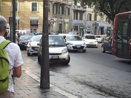 Perché a Roma i vigili avvisano e fischiano prima di iniziare a multare gli incivili? Comprendono il danno che fanno?