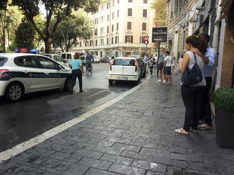 Perché a Roma i vigili avvisano e fischiano prima di iniziare a multare gli incivili? Comprendono il danno che fanno?