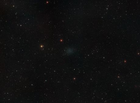 Questa immagine della zona di cielo intorno alla Galassia Nana dello Scultore è stata ottenuta a partire dai dati della DSS2 (Digitized Sky survey 2). La galassia appare come una piccola nube debole vicino al centro della fotografia. Crediti: ESO/Digitized Sky Survey 2