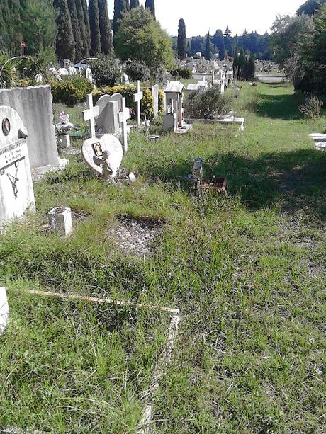 Le strazianti condizioni del Cimitero di Prima Porta. Defunti umiliati in maniera atroce, parenti idem. E qui Ama che scuse ha?