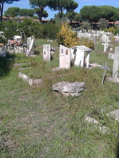 Le strazianti condizioni del Cimitero di Prima Porta. Defunti umiliati in maniera atroce, parenti idem. E qui Ama che scuse ha?