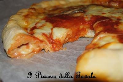 Pizza con cornicione ripieno