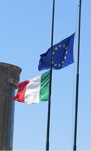 800px-104_ITALY_-_3_-_Flag_of_Italy_and_Europe_(_European_Union_)_IT_e_UE