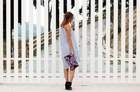 Abito a righe e clutch thailandese ricamata