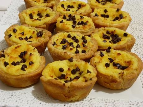 Pasteis de nata, ovvero le paste alla crema, con gocce di cioccolato