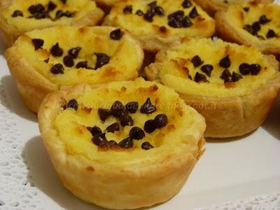 Pasteis de nata, ovvero le paste alla crema, con gocce di cioccolato