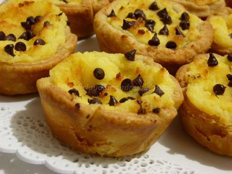 Pasteis de nata, ovvero le paste alla crema, con gocce di cioccolato