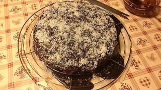 Torta al cioccolato con crema al cocco e copertura di cioccolato fondente senza latte e senza uova