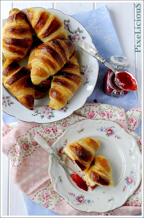 Croissants Sfogliati con Confettura di Lamponi