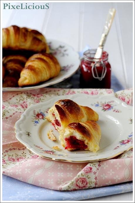 Croissants Sfogliati con Confettura di Lamponi