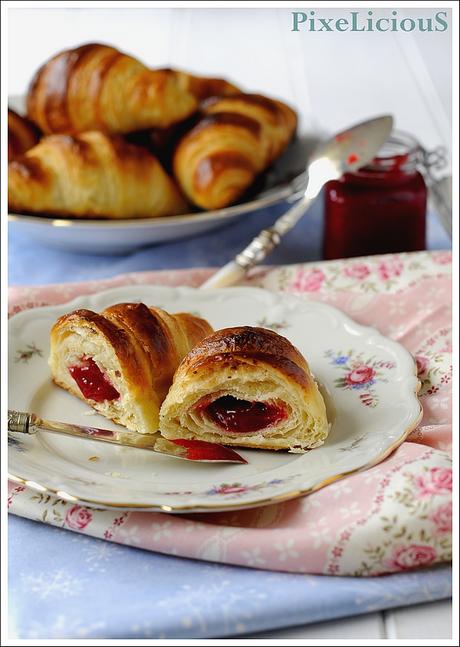 Croissants Sfogliati con Confettura di Lamponi