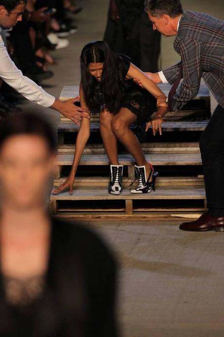 modella-cade-stiletto-givenchy