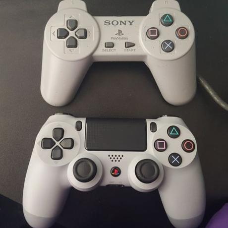 Vediamo un confronto tra il DualShock4 20th Anniversary e il controller originale