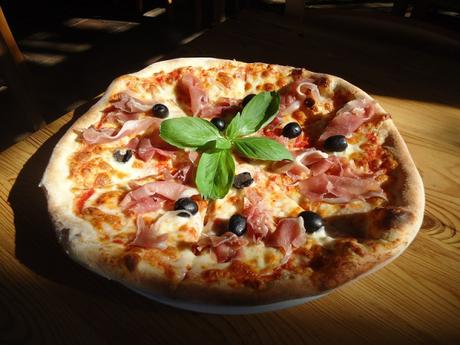 La pizza nel mondo: interpretazioni e curiosità sul piatto made in Italy per eccellenza