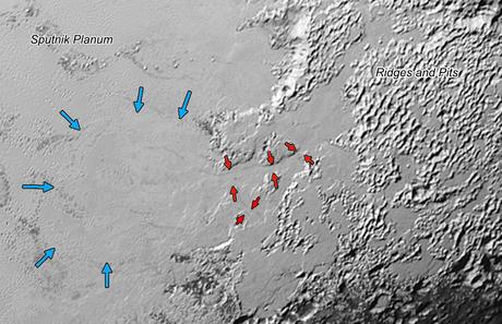 La regione pianeggiante chiamata Sputnik Planum. Le frecce indicano i cumoli di ghiaccio. Credit: NASA/Johns Hopkins University Applied Physics Laboratory/Southwest Research Institute