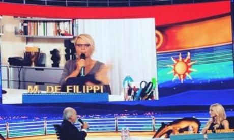 Striscia cambia studio e riparte da Maria De Filippi e Michelle Hunziker